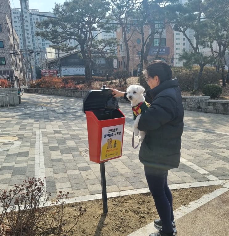 장거리 이동 전에 챙긴 물과 배변용품
